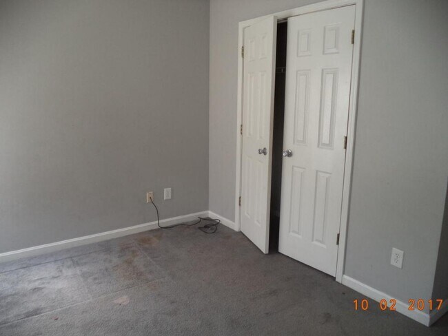 Building Photo - 619 Iowa Ave