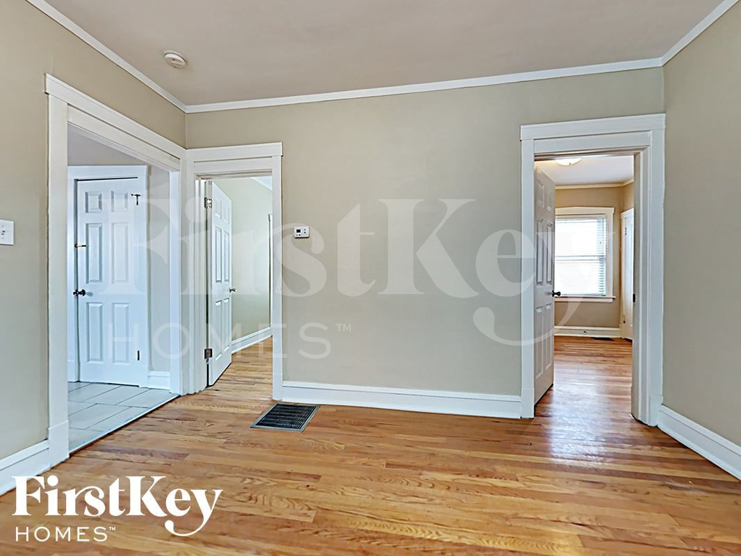 Building Photo - 5143 W Fletcher St