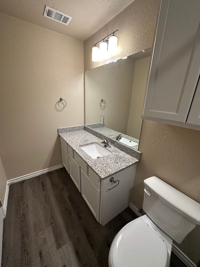Building Photo - AVAILABLE NOW! - 2 WEEKS FREE (SECTION 8 A...