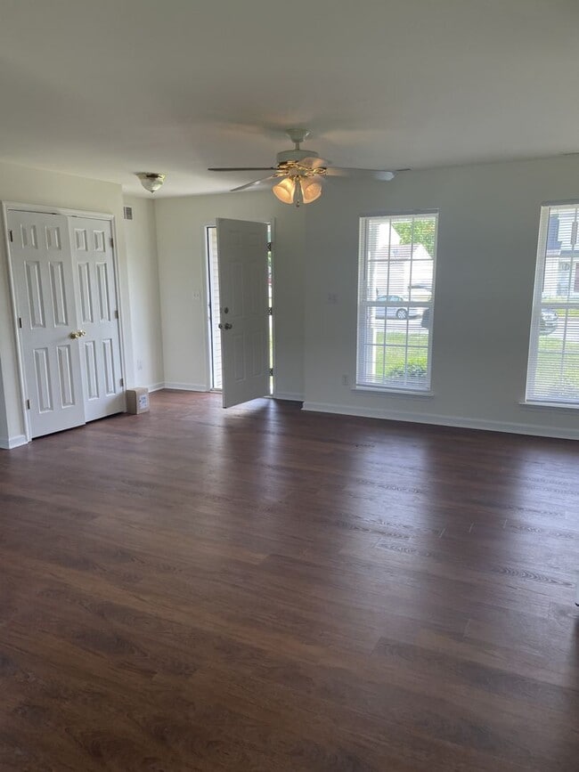 Building Photo - Lovely home close to shopping and entertainment.