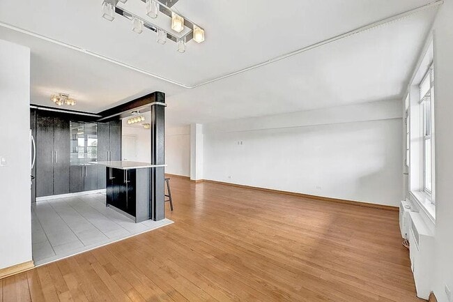 Building Photo - 1625 Emmons Ave