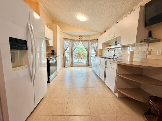 Building Photo - Beautiful Centrally Located 3/2