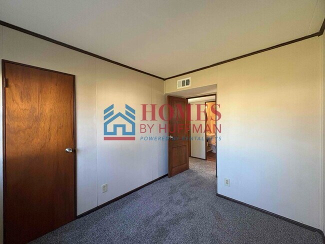 Building Photo - Three Bedroom House | Off Street Parking