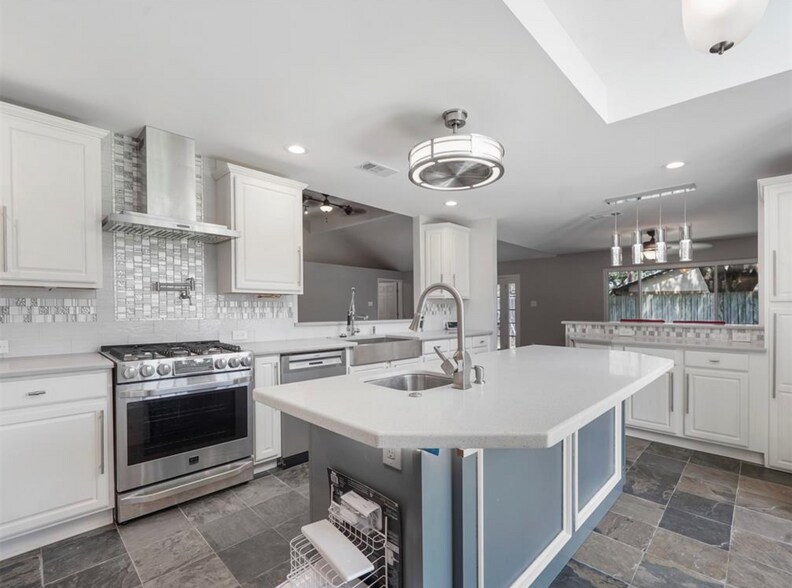 Building Photo - 2622 Gilliom Dr