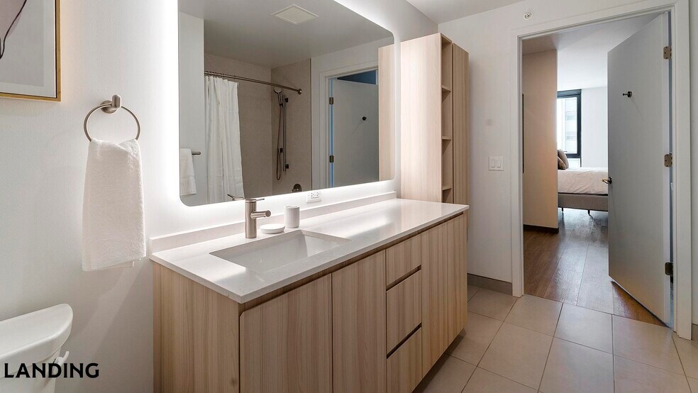 Building Photo - 513 S Damen Ave