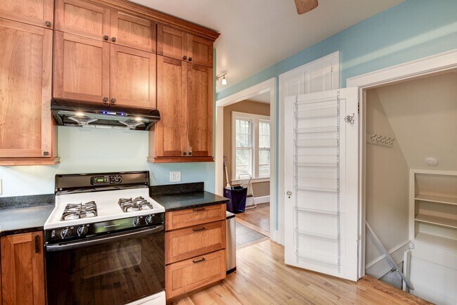 Building Photo - 3 Bed 2.5 Bath - Takoma Park Craftsman - Spacious Rear Deck