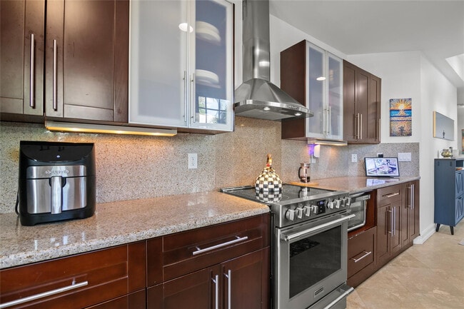 Building Photo - 732 NE 15th Ave