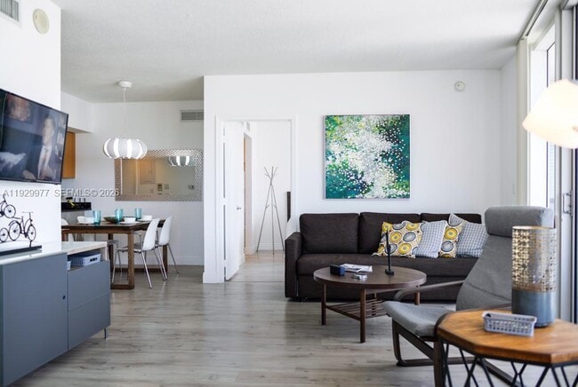 Building Photo - 1750 N Bayshore Dr