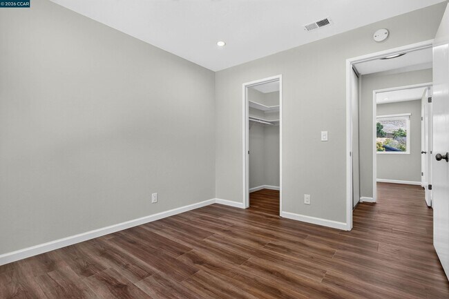 Building Photo - 121 Violet Rd