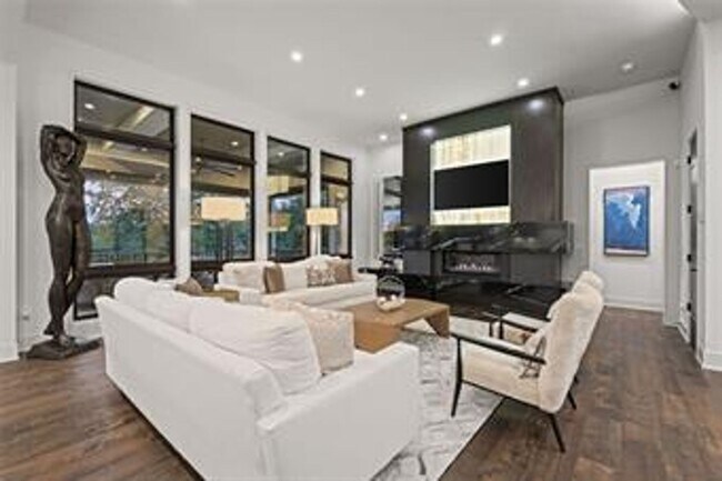 Building Photo - {5842} Luxury Rental in Forrest Ridge Esta...