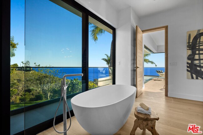 Building Photo - 4732 Avenida Del Mar