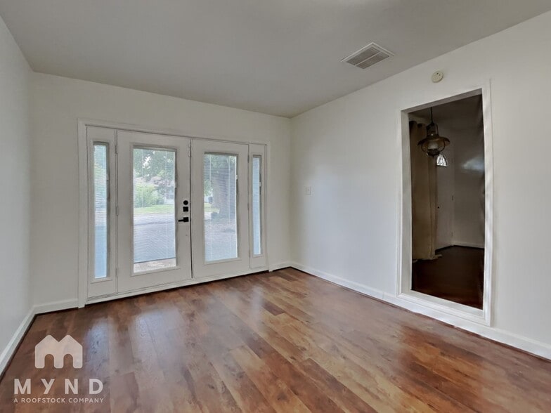 Building Photo - 6907 Schiller St