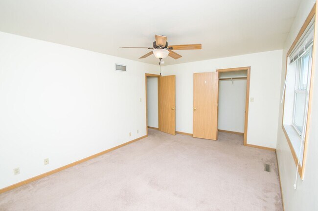 Building Photo - 2 bedroom / 1.5 bathroom Townhome for rent...