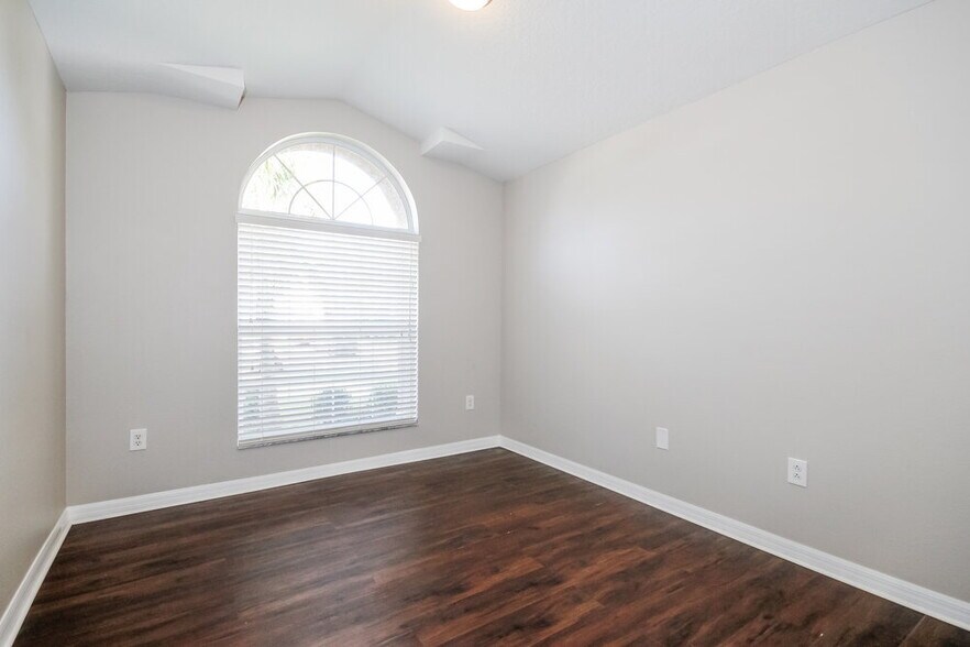 Building Photo - 905 15th St NE