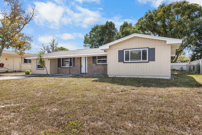 Building Photo - Beautifully renovated 4bdrm/2bath home wit...