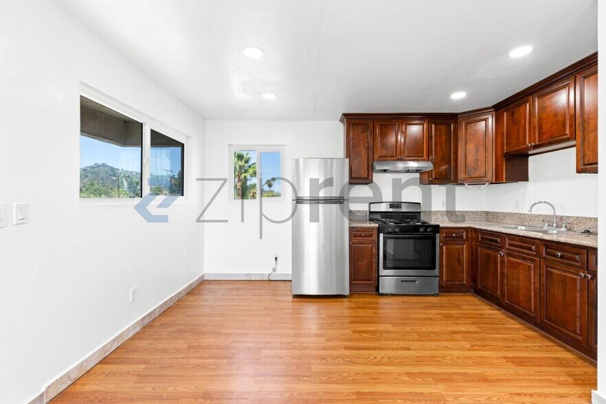 Building Photo - Unit 4