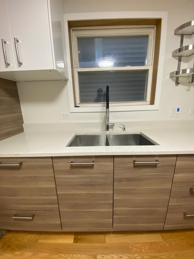 Building Photo - 3270 N Elston Ave