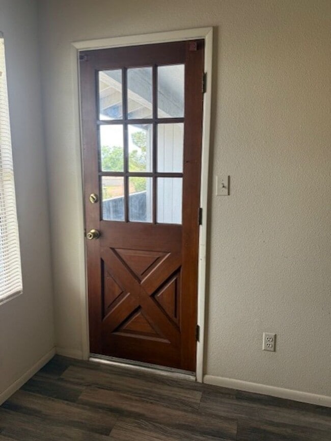 Building Photo - 2 Bedroom 2 Bath Contact Property Pros 928...