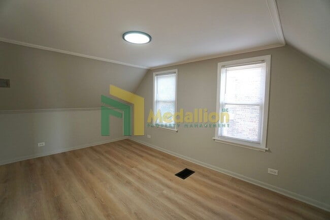 Building Photo - 10123 S Crandon Ave