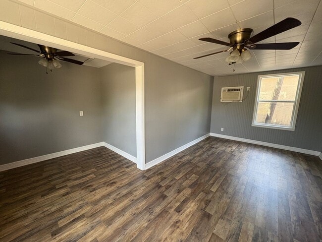 Building Photo - Studio Apartment with 1 Bathroom in Histor...