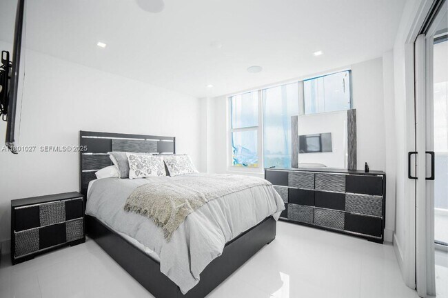 Building Photo - 5600 Collins Ave