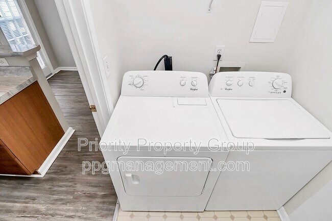 Building Photo - 9365 Glenwater Dr