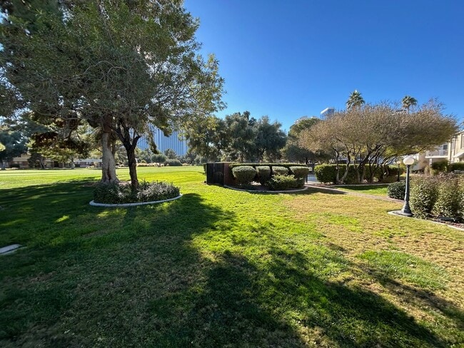 Building Photo - SPACIOUS 2 BEDROOM TOWNHOME IN LAS VEGAS COUNTRY CLUB
