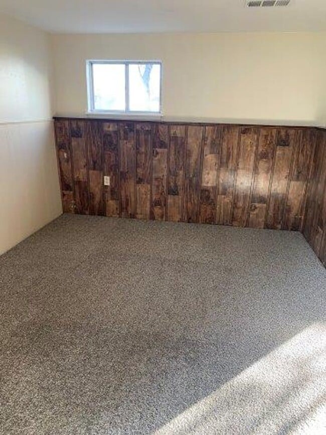 Building Photo - 4 Weeks Free Living! Cozy 3 Bed Home with ...