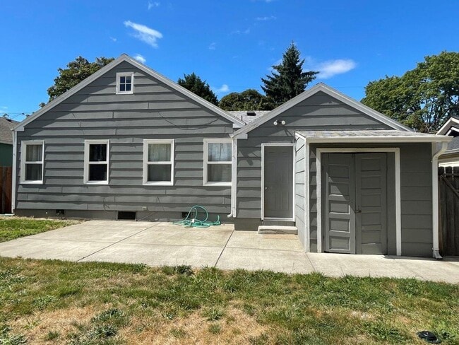 Building Photo - Three Bedroom with Fenced Backyard and Shed