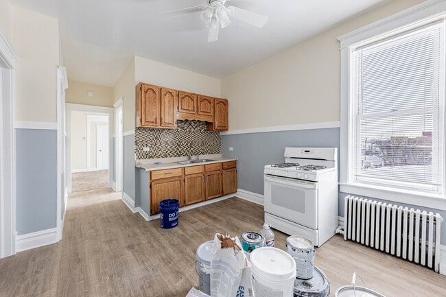 Building Photo - 758 W 71st St