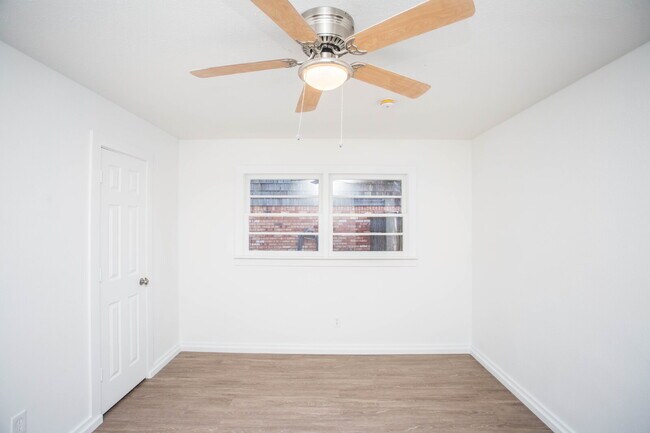 Building Photo - Fully Renovated 3/2/2!