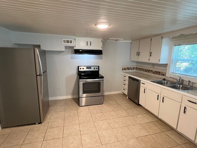 Building Photo - Check out this Classic Charmer