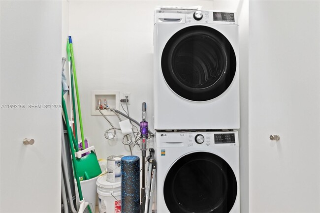 Building Photo - 901 Brickell Key Blvd