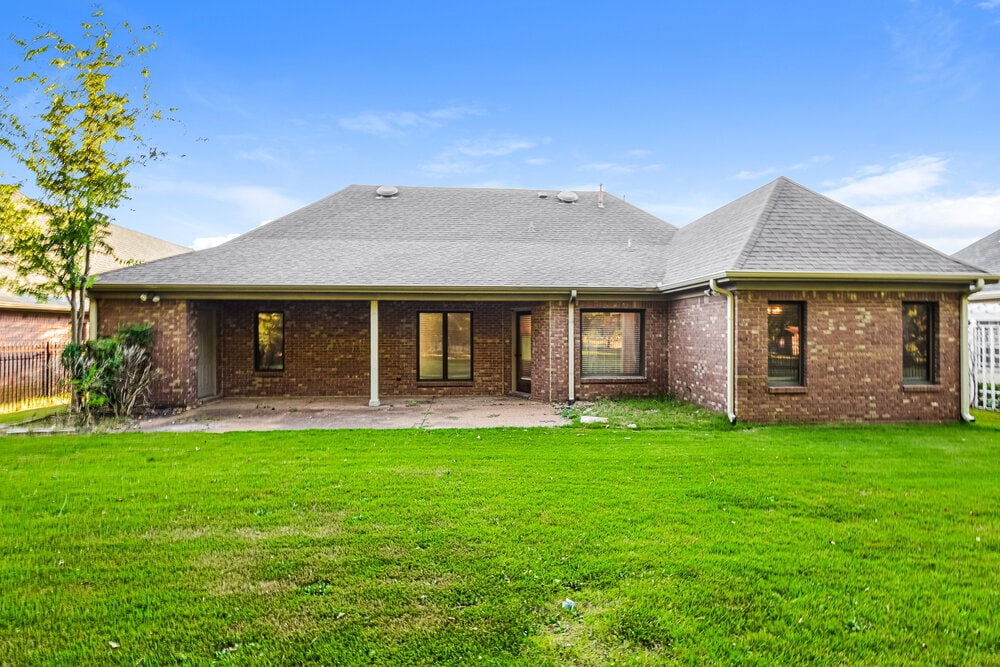 Building Photo - 7182 Golden Oaks Loop E