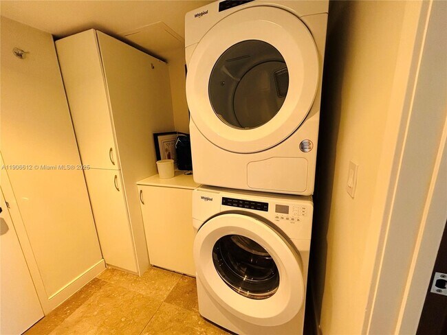 Building Photo - 881 Ocean Dr