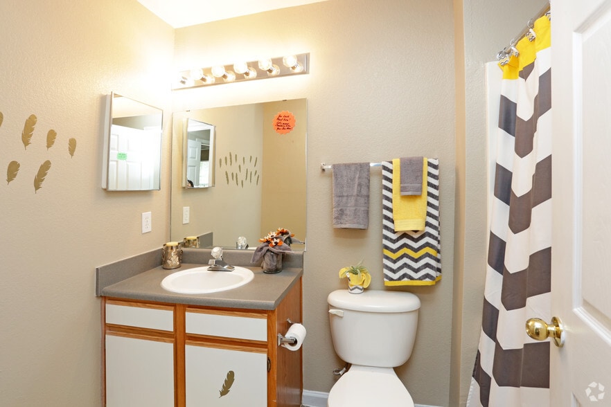 2BR, 2BA - 1,000 SF - Bathroom - Cambury Hills