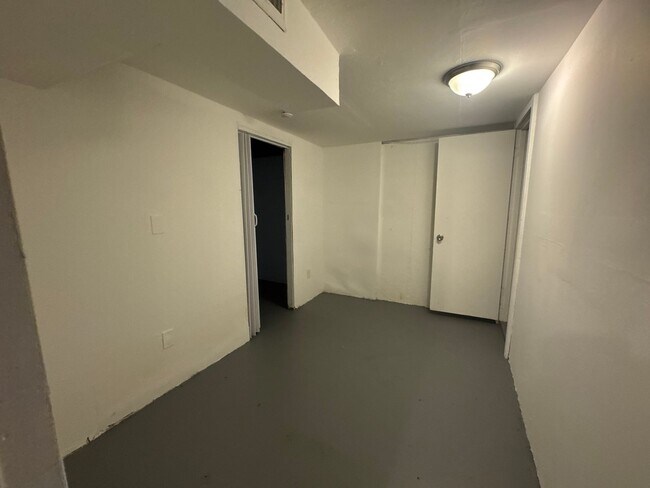 Building Photo - 3 bedroom 1 bathroom single-family
