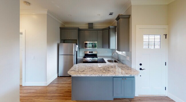 Building Photo - 15427 Stratford Dr