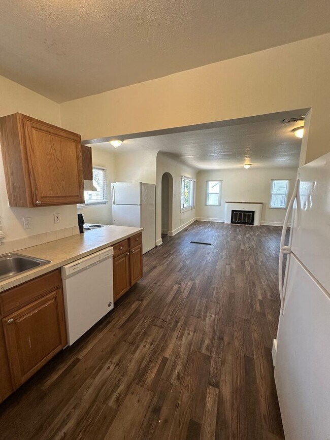 Building Photo - 4 Bedroom Large Home Available, close to UNC