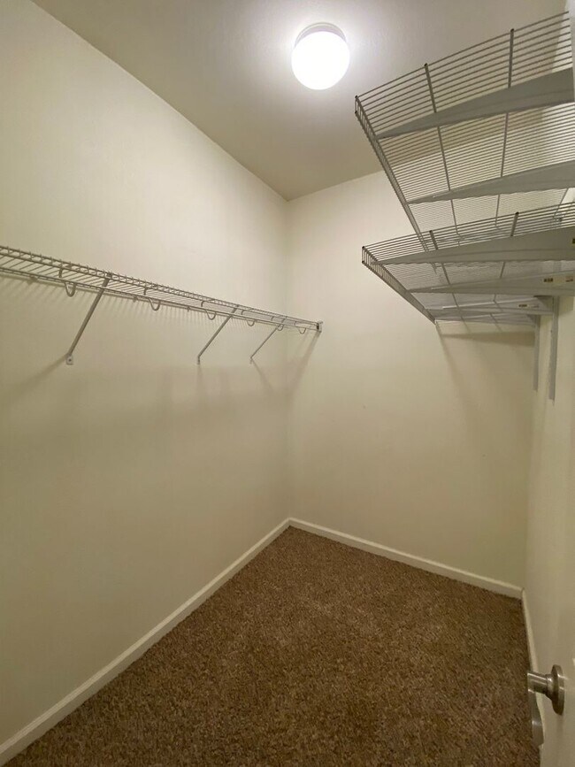 Building Photo - West AVL - Spacious Home in Scenic Bluff S...