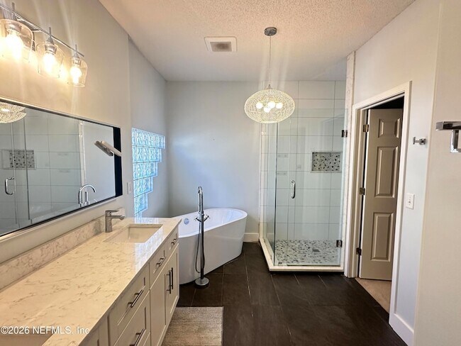 Building Photo - 3996 Richmond Park Dr E