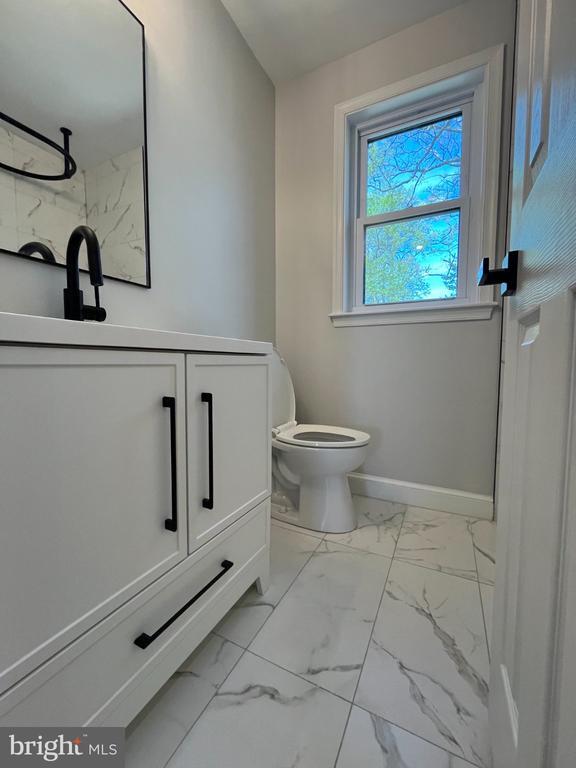 Building Photo - 327 Whittier St NW