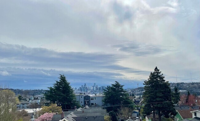 Building Photo - 4-Star Green Built 3-bed, 2 bath Modern Townhome with Views!