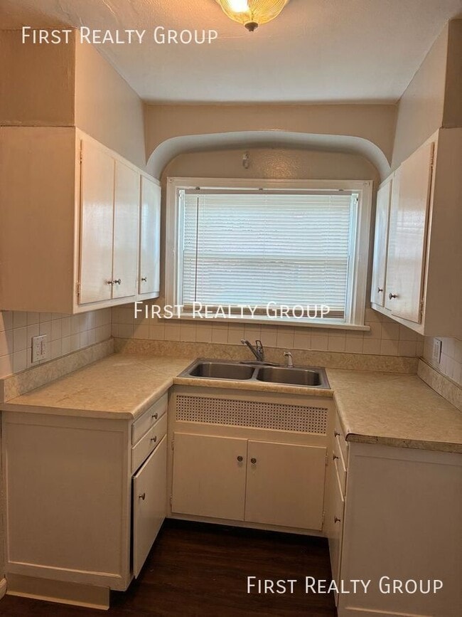 Building Photo - 207 Ashwood Ave