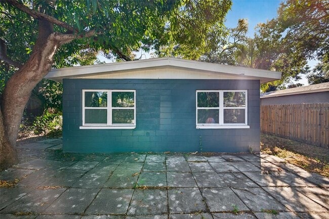 Building Photo - 2245 17th Ave S