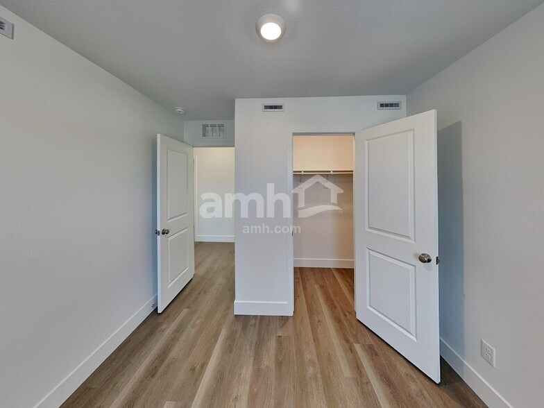 Building Photo - 5863 Vaes Dothrak St