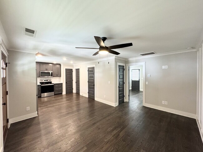 Building Photo - Single Bedroom Charmer