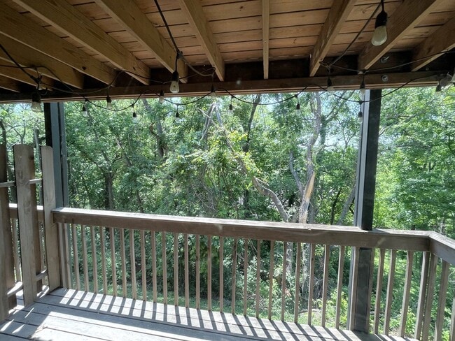 Building Photo - Great 1 bedroom, 1 bathroom condo in the heart of Green Hills!