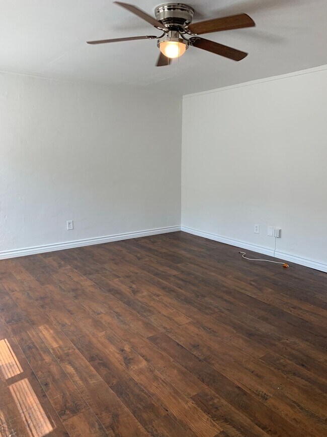 Building Photo - Curlew