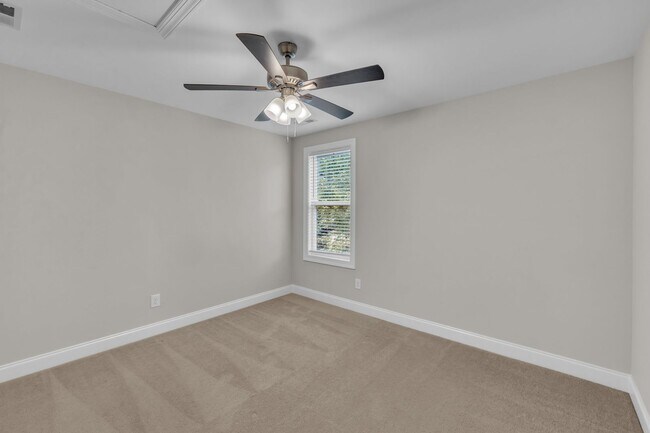 Building Photo - 3 Bedroom Home in Austin Creek! 2 Car Gara...